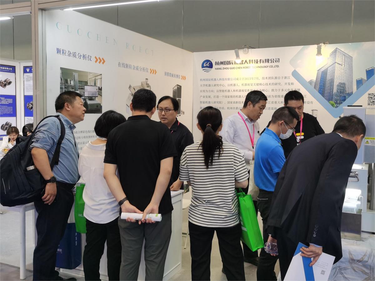 國辰展位上，到訪客戶圍觀、了解產品